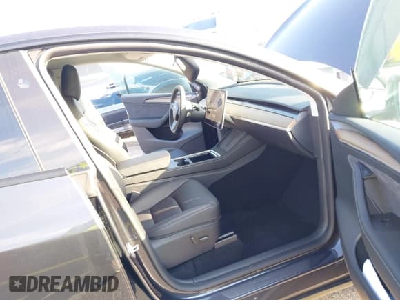 ✅ 2024 Tesla Model Y • VIN: 7SAYGDED4RF097142 • Lot: 41484729. Wystawiony na IAAI z przebiegiem 20 mil. Bezpłatny archiwum sprzedaży aukcyjnych z USA i szczegółowy raport historii pojazdu na DreamBid. Zdjęcie 5.