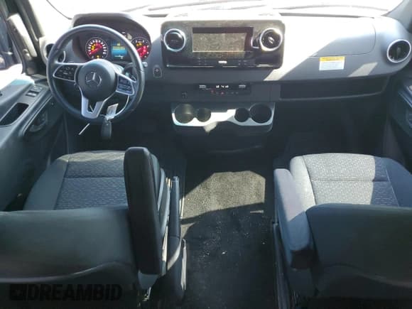 ✅ 2024 Mercedes-Benz Sprinter • VIN: W1W4NCVY9RT162275 • Lot: 60839355. Wystawiony na Copart z przebiegiem 38 874 mil. Bezpłatny archiwum sprzedaży aukcyjnych z USA i szczegółowy raport historii pojazdu na DreamBid. Zdjęcie 8.