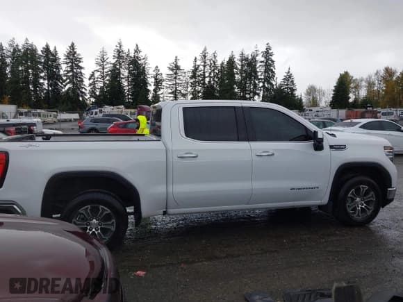 ✅ 2024 GMC Sierra 1500 SLT • VIN: 1GTUUDED5RZ154074 • Лот: 43616025. Опубликован ранее на IAAI с пробегом 56 978 миль. Бесплатный доступ к архиву аукционных продаж из США и подробный отчёт об истории автомобиля на DreamBid. Изображение 14.