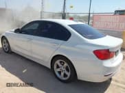 ✅ 2015 BMW 3 Series 320i • VIN: WBA3B1G58FNT03891 • Lot: 42910924. Wystawiony na IAAI z przebiegiem 109 510 mil. Bezpłatny archiwum sprzedaży aukcyjnych z USA i szczegółowy raport historii pojazdu na DreamBid. Zdjęcie 3.