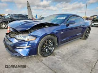✅ 2019 Ford Mustang GT Premium • VIN: 1FA6P8CF0K5130165 • Lot: 93259465. Wystawiony na Copart z przebiegiem 81 736 mil. Bezpłatny archiwum sprzedaży aukcyjnych z USA i szczegółowy raport historii pojazdu na DreamBid. Zdjęcie 1.