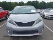 ✅ 2014 Toyota Sienna SE • VIN: 5TDXK3DC6ES421515 • Lot: 43102179. Wystawiony na IAAI z przebiegiem 63 756 mil. Bezpłatny archiwum sprzedaży aukcyjnych z USA i szczegółowy raport historii pojazdu na DreamBid. Zdjęcie 12.