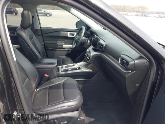 ✅ 2020 Ford Explorer XLT • VIN: 1FMSK8DH0LGC78552 • Lot: 42010246. Wystawiony na IAAI z przebiegiem 46 614 mil. Bezpłatny archiwum sprzedaży aukcyjnych z USA i szczegółowy raport historii pojazdu na DreamBid. Zdjęcie 5.