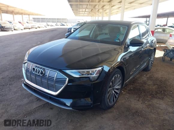 ✅ 2019 Audi e-tron Prestige • VIN: WA1VABGE8KB020773 • Лот: 43889062. Опубликован ранее на IAAI с пробегом 19 112 миль. Бесплатный доступ к архиву аукционных продаж из США и подробный отчёт об истории автомобиля на DreamBid. Изображение 20.