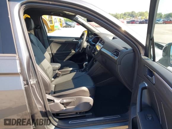 ✅ 2024 Volkswagen Tiguan SE R-Line Black • VIN: 3VV8B7AX9RM099771 • Lot: 42948635. Wystawiony na IAAI z przebiegiem 11 985 mil. Bezpłatny archiwum sprzedaży aukcyjnych z USA i szczegółowy raport historii pojazdu na DreamBid. Zdjęcie 5.