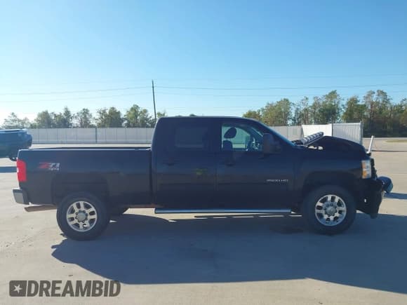 ✅ 2014 Chevrolet Silverado 2500HD High Country • VIN: 1GC1KXEG7EF172401 • Lot: 43634524. Wystawiony na IAAI z przebiegiem 171 448 mil. Bezpłatny archiwum sprzedaży aukcyjnych z USA i szczegółowy raport historii pojazdu na DreamBid. Zdjęcie 13.