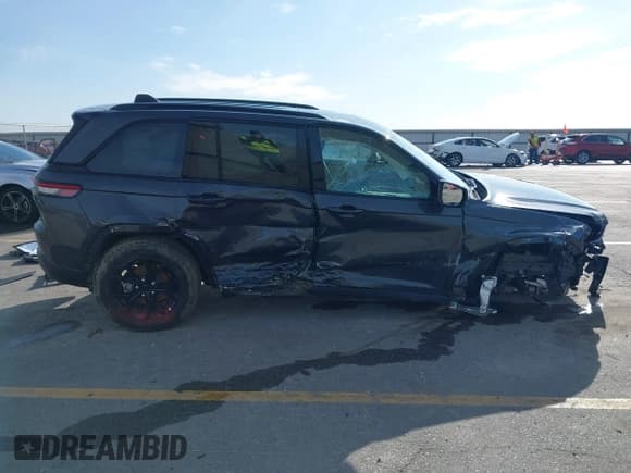 ✅ 2025 Jeep Grand Cherokee Altitude X • VIN: 1C4RJHAGXSC289968 • Лот: 41918797. Опубликован ранее на IAAI с пробегом 672 миль. Бесплатный доступ к архиву аукционных продаж из США и подробный отчёт об истории автомобиля на DreamBid. Изображение 14.