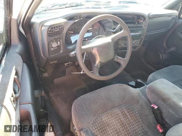 ✅ 2001 Chevrolet S-10 LS • VIN: 1GCCS19W718225703 • Лот: 86328204. Опубликован ранее на Copart с пробегом 243 471 миль. Бесплатный доступ к архиву аукционных продаж из США и подробный отчёт об истории автомобиля на DreamBid. Изображение 8.