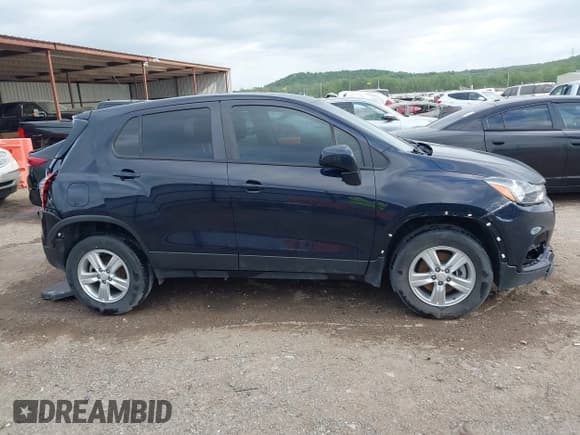 ✅ 2022 Chevrolet Trax LS • VIN: KL7CJNSMXNB503258 • Lot: 42073263. Wystawiony na IAAI z przebiegiem 89 406 mil. Bezpłatny archiwum sprzedaży aukcyjnych z USA i szczegółowy raport historii pojazdu na DreamBid. Zdjęcie 14.