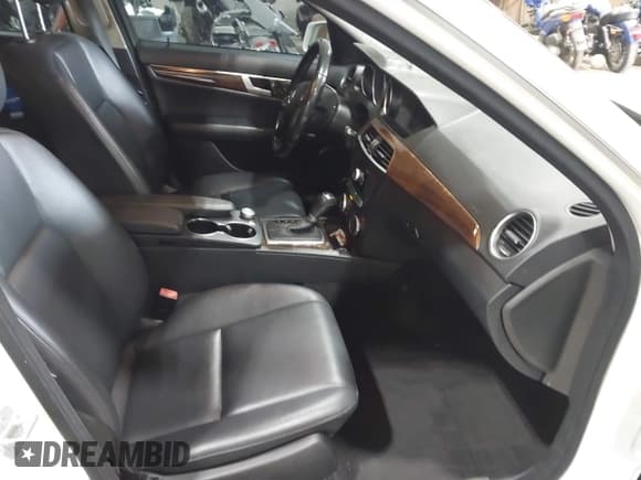 ✅ 2013 Mercedes-Benz C 300 Sport • VIN: WDDGF8AB3DA859410 • Lot: 42522407. Wystawiony na IAAI z przebiegiem 110 502 mil. Bezpłatny archiwum sprzedaży aukcyjnych z USA i szczegółowy raport historii pojazdu na DreamBid. Zdjęcie 5.