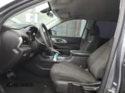 ✅ 2018 Chevrolet Traverse LS • VIN: 1GNERFKWXJJ160745 • Lot: 54645004. Wystawiony na Copart z przebiegiem 74 895 mil. Bezpłatny archiwum sprzedaży aukcyjnych z USA i szczegółowy raport historii pojazdu na DreamBid. Zdjęcie 7.