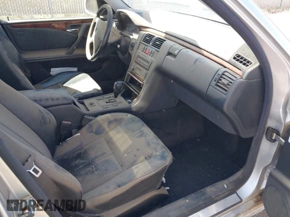 ✅ 2001 Mercedes-Benz E 320/430 4 Matic • VIN: WDBJH82J61X044786 • Lot: 42311671. Wystawiony na IAAI z przebiegiem 187 690 mil. Bezpłatny archiwum sprzedaży aukcyjnych z USA i szczegółowy raport historii pojazdu na DreamBid. Zdjęcie 5.