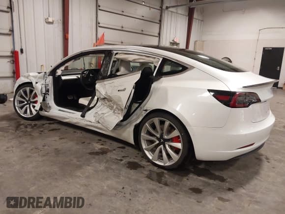 ✅ 2018 Tesla Model 3 Long Range Battery • VIN: 5YJ3E1EB2JF081729 • Lot: 43617411. Wystawiony na IAAI z przebiegiem 58 944 mil. Bezpłatny archiwum sprzedaży aukcyjnych z USA i szczegółowy raport historii pojazdu na DreamBid. Zdjęcie 3.
