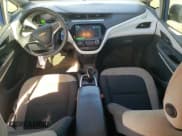 ✅ 2018 Chevrolet Bolt EV LT • VIN: 1G1FW6S06J4130599 • Lot: 46073005. Wystawiony na Copart z przebiegiem 385 954 mil. Bezpłatny archiwum sprzedaży aukcyjnych z USA i szczegółowy raport historii pojazdu na DreamBid. Zdjęcie 8.