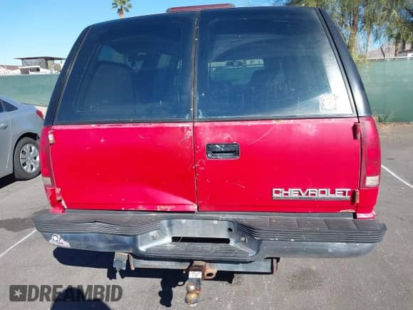 1994 Chevrolet Suburban z VIN 1GNFK16K9RJ334433, wystawiony jako IAAI lot #43559913 z przebiegiem 322 899 mil mil oraz . Historia ofert i sprzedaży dostępna na DreamBid. Obrazek 14.