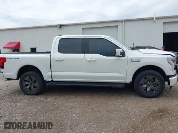 ✅ 2022 Ford F-150 Lightning Pro • VIN: 1FTVW1EL3NWG16132 • Lot: 42362459. Wystawiony na IAAI z przebiegiem 16 509 mil. Bezpłatny archiwum sprzedaży aukcyjnych z USA i szczegółowy raport historii pojazdu na DreamBid. Zdjęcie 14.