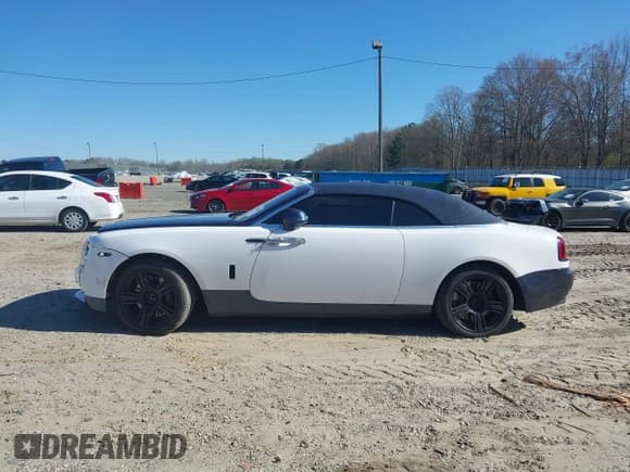 ✅ 2018 Rolls-Royce Dawn • VIN: SCA666D52JU115704 • Lot: 41816328. Wystawiony na IAAI z przebiegiem 41 305 mil. Bezpłatny archiwum sprzedaży aukcyjnych z USA i szczegółowy raport historii pojazdu na DreamBid. Zdjęcie 15.
