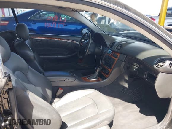 ✅ 2004 Mercedes-Benz CLK 320 • VIN: WDBTJ65J64F107943 • Lot: 41938425. Wystawiony na IAAI z przebiegiem 187 483 mil. Bezpłatny archiwum sprzedaży aukcyjnych z USA i szczegółowy raport historii pojazdu na DreamBid. Zdjęcie 5.