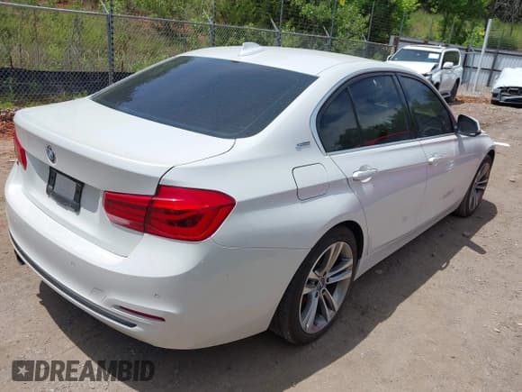 ✅ 2018 BMW 3 Series 330e • VIN: WBA8E1C51JA756625 • Lot: 42269324. Wystawiony na IAAI z przebiegiem 58 745 mil. Bezpłatny archiwum sprzedaży aukcyjnych z USA i szczegółowy raport historii pojazdu na DreamBid. Zdjęcie 4.