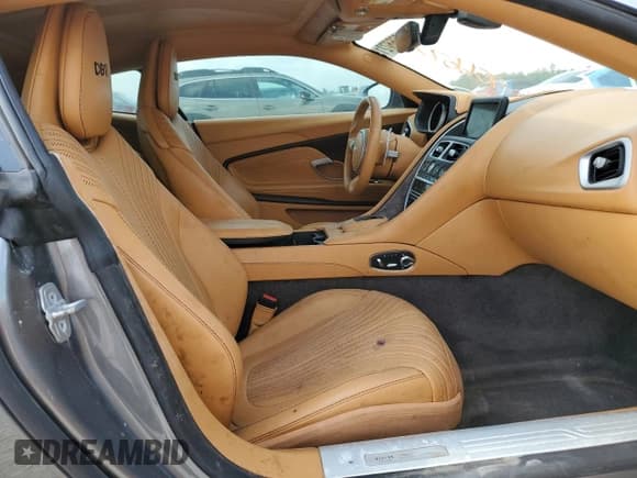 ✅ 2017 Aston Martin DB11 • VIN: SCFRMFAV2HGL00765 • Lot: 55667215. Wystawiony na Copart z przebiegiem Nie podano. Bezpłatny archiwum sprzedaży aukcyjnych z USA i szczegółowy raport historii pojazdu na DreamBid. Zdjęcie 7.