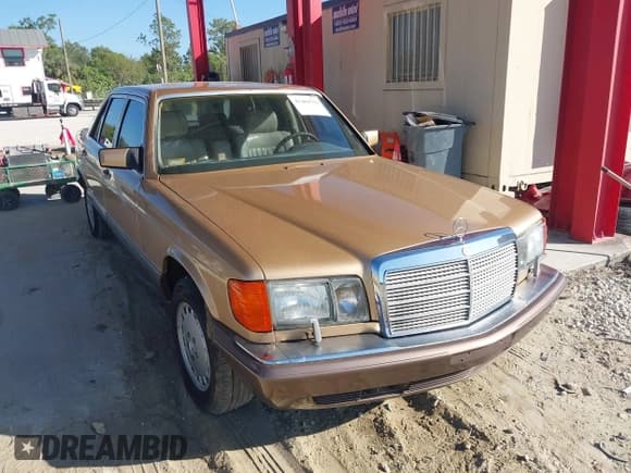 ✅ 1988 Mercedes-Benz 420 SEL • VIN: WDBCA35DXJA370020 • Lot: 41464756. Wystawiony na IAAI z przebiegiem 110 166 mil. Bezpłatny archiwum sprzedaży aukcyjnych z USA i szczegółowy raport historii pojazdu na DreamBid. Zdjęcie 1.