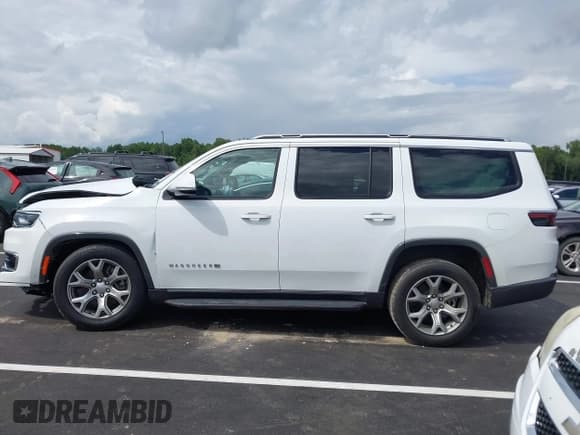 ✅ 2022 Jeep Wagoneer Series II • VIN: 1C4SJVBT1NS205199 • Lot: 42969140. Wystawiony na IAAI z przebiegiem 83 067 mil. Bezpłatny archiwum sprzedaży aukcyjnych z USA i szczegółowy raport historii pojazdu na DreamBid. Zdjęcie 14.