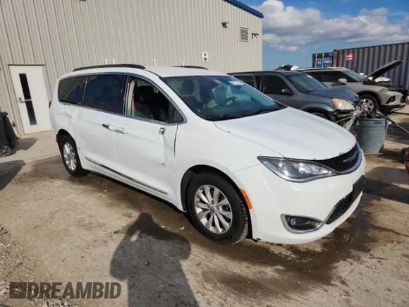 ✅ 2017 Chrysler Pacifica Touring L • VIN: 2C4RC1BG6HR675948 • Lot: 82770705. Wystawiony na Copart z przebiegiem 163 283 mil. Bezpłatny archiwum sprzedaży aukcyjnych z USA i szczegółowy raport historii pojazdu na DreamBid. Zdjęcie 4.