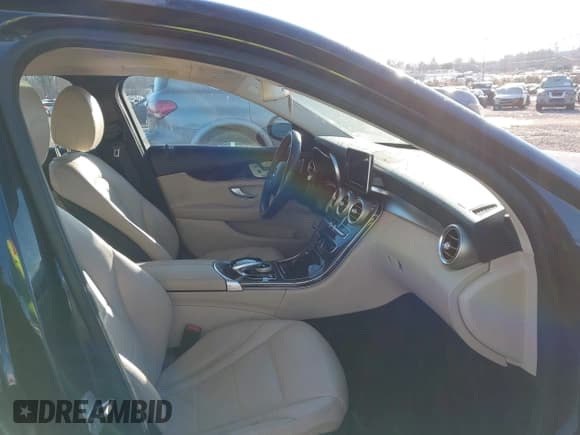 ✅ 2015 Mercedes-Benz C 300 Luxury • VIN: 55SWF4KB5FU031249 • Лот: 43827353. Опубликован ранее на IAAI с пробегом 170 323 миль. Бесплатный доступ к архиву аукционных продаж из США и подробный отчёт об истории автомобиля на DreamBid. Изображение 5.