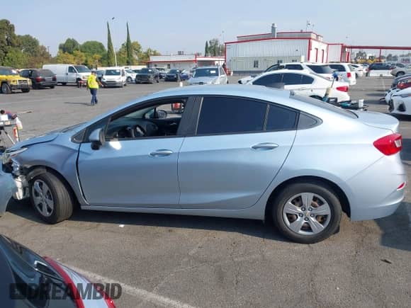 2017 Chevrolet Cruze LS z VIN 3G1BC5SM2HS556000, wystawiony jako IAAI lot #42886010 z przebiegiem Nie podano mil oraz . Historia ofert i sprzedaży dostępna na DreamBid. Obrazek 13.