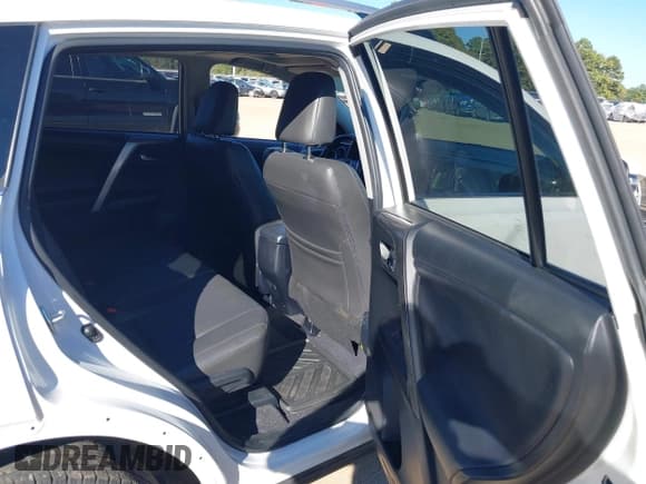 ✅ 2018 Toyota RAV4 XLE • VIN: JTMWFREV1JJ730920 • Lot: 43597877. Listed on IAAI with 88,444 mi. Free auction sales archive from the USA and detailed vehicle history report at DreamBid. Image 8.