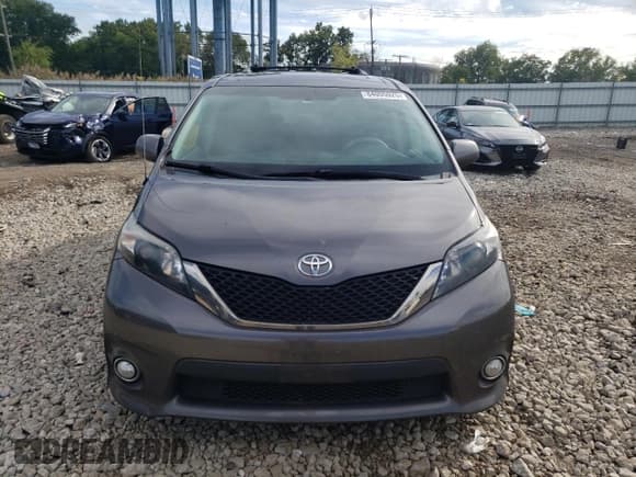 ✅ 2012 Toyota Sienna SE • VIN: 5TDXK3DC0CS183187 • Lot: 84005925. Listed on Copart with 258,804 mi. Free auction sales archive from the USA and detailed vehicle history report at DreamBid. Image 5.