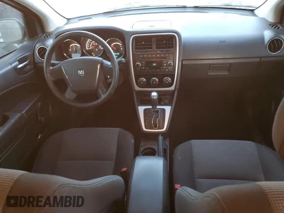 ✅ 2010 Dodge Caliber • VIN: 1B3CB2HA2AD598541 • Лот: 88662305. Опубликован ранее на Copart с пробегом 172 262 миль. Бесплатный доступ к архиву аукционных продаж из США и подробный отчёт об истории автомобиля на DreamBid. Изображение 8.