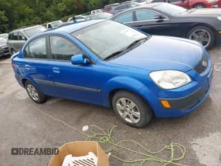 ✅ 2007 Kia Rio LX • VIN: KNADE123376208281 • Lot: 42895356. Wystawiony na IAAI z przebiegiem 190 570 mil. Bezpłatny archiwum sprzedaży aukcyjnych z USA i szczegółowy raport historii pojazdu na DreamBid. Zdjęcie 1.