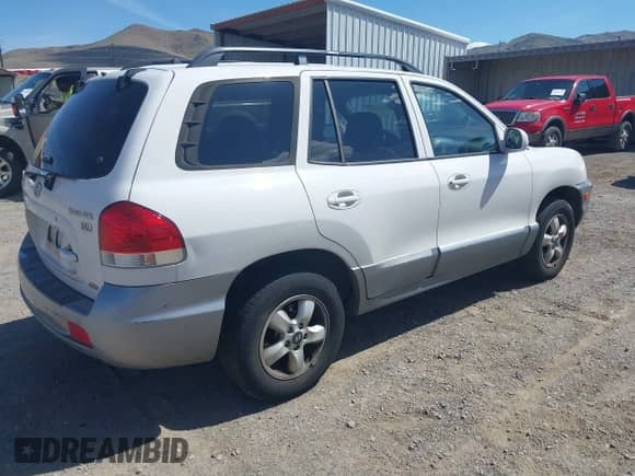 2005 Hyundai Santa Fe GLS z VIN KM8SC73E85U899914, wystawiony jako IAAI lot #42236493 z przebiegiem 237 502 mil mil oraz . Historia ofert i sprzedaży dostępna na DreamBid. Obrazek 4.