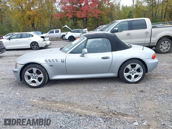 1998 BMW 3 Series Z3 1.9 with VIN 4USCH7332WLD16671, listed as a IAAI auction lot 43366446 with 120,364 mi miles and . Bid and sale history available at DreamBid. Image 14.