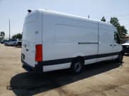 ✅ 2022 Mercedes-Benz Sprinter Cargo • VIN: W1Y4EDHY0NT107801 • Lot: 57297963. Wystawiony na Copart z przebiegiem Nie podano. Bezpłatny archiwum sprzedaży aukcyjnych z USA i szczegółowy raport historii pojazdu na DreamBid. Zdjęcie 3.