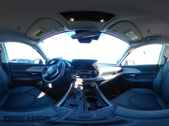 ✅ 2024 Toyota Highlander XLE • VIN: 5TDAAAA53RS017497 • Lot: 43622769. Listed on IAAI with 13,047 mi. Free auction sales archive from the USA and detailed vehicle history report at DreamBid. Image 18.