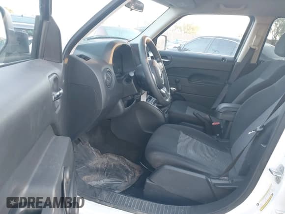 ✅ 2015 Jeep Patriot Sport • VIN: 1C4NJPBA3FD402355 • Lot: 42310135. Wystawiony na IAAI z przebiegiem 55 145 mil. Bezpłatny archiwum sprzedaży aukcyjnych z USA i szczegółowy raport historii pojazdu na DreamBid. Zdjęcie 5.