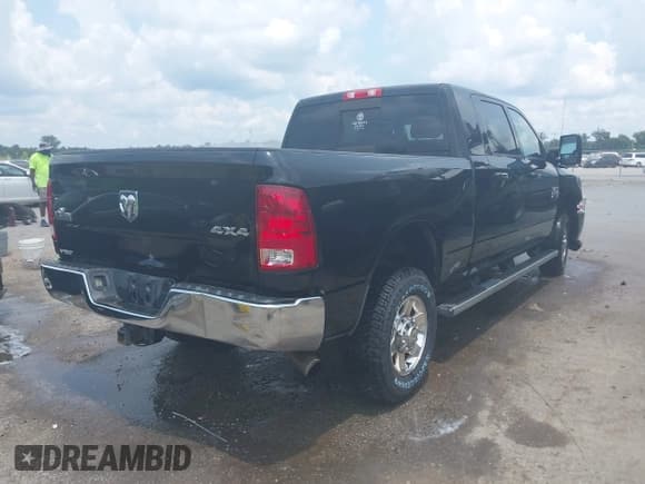 ✅ 2013 Ram 2500 SLT • VIN: 3C6UR5ML8DG524725 • Lot: 42918122. Wystawiony na IAAI z przebiegiem 327 718 mil. Bezpłatny archiwum sprzedaży aukcyjnych z USA i szczegółowy raport historii pojazdu na DreamBid. Zdjęcie 4.