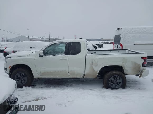 ✅ 2025 Nissan Frontier S • VIN: 1N6ED1CM4SN612722 • Лот: 43651479. Опубликован ранее на IAAI с пробегом 2 729 миль. Бесплатный доступ к архиву аукционных продаж из США и подробный отчёт об истории автомобиля на DreamBid. Изображение 15.
