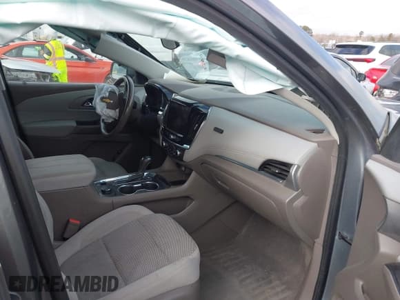 ✅ 2020 Chevrolet Traverse LT Cloth • VIN: 1GNERGKW3LJ224052 • Lot: 43895690. Wystawiony na IAAI z przebiegiem 75 649 mil. Bezpłatny archiwum sprzedaży aukcyjnych z USA i szczegółowy raport historii pojazdu na DreamBid. Zdjęcie 5.