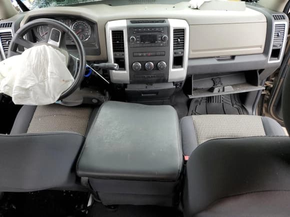 ✅ 2010 Dodge 1500 SLT • VIN: 1D7RB1GT0AS165095 • Lot: 49572775. Wystawiony na Copart z przebiegiem Nie podano. Bezpłatny archiwum sprzedaży aukcyjnych z USA i szczegółowy raport historii pojazdu na DreamBid. Zdjęcie 8.