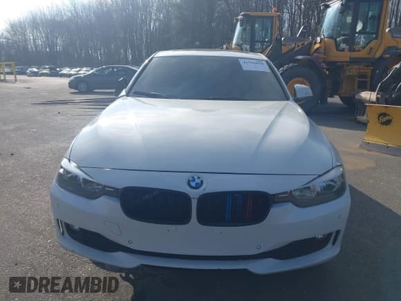 ✅ 2015 BMW 3 Series 320i xDrive • VIN: WBA3C3G55FNS75282 • Lot: 41336850. Wystawiony na IAAI z przebiegiem 120 856 mil. Bezpłatny archiwum sprzedaży aukcyjnych z USA i szczegółowy raport historii pojazdu na DreamBid. Zdjęcie 12.