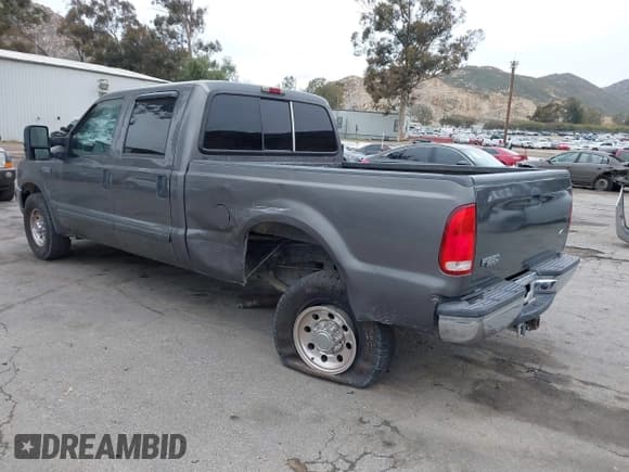✅ 2002 Ford F-250 XL • VIN: 1FTNW20L22ED62511 • Lot: 41774223. Wystawiony na IAAI z przebiegiem 266 036 mil. Bezpłatny archiwum sprzedaży aukcyjnych z USA i szczegółowy raport historii pojazdu na DreamBid. Zdjęcie 3.