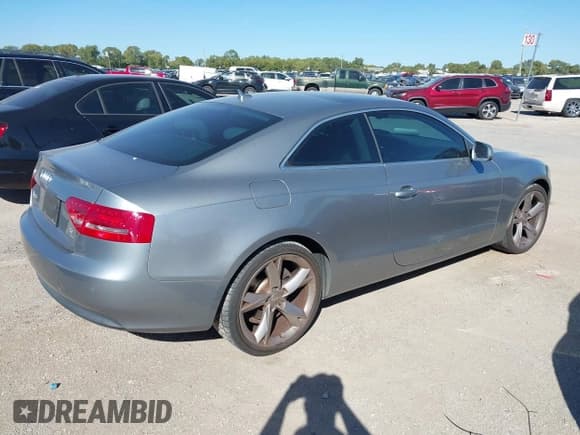 ✅ 2011 Audi A5 Premium Plus • VIN: WAULFAFR7BA044904 • Lot: 43503438. Wystawiony na IAAI z przebiegiem 124 943 mil. Bezpłatny archiwum sprzedaży aukcyjnych z USA i szczegółowy raport historii pojazdu na DreamBid. Zdjęcie 4.