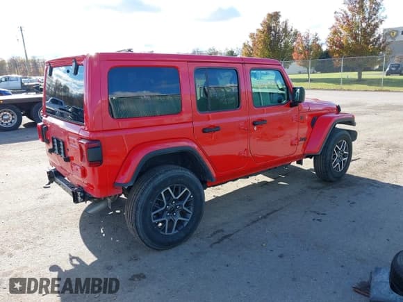 ✅ 2025 Jeep Wrangler Sahara • VIN: 1C4PJXEN5SW568740 • Lot: 43606846. Wystawiony na IAAI z przebiegiem 11 039 mil. Bezpłatny archiwum sprzedaży aukcyjnych z USA i szczegółowy raport historii pojazdu na DreamBid. Zdjęcie 4.
