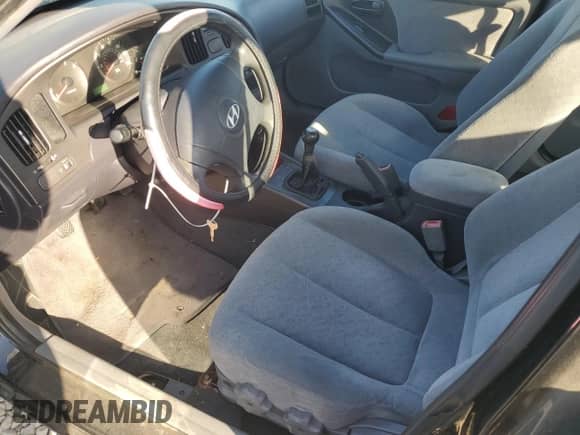 2004 Hyundai Elantra GLS z VIN KMHDN46D34U807515, wystawiony jako Copart lot #72676224 z przebiegiem 66 584 mil mil oraz Czysty tytuł • Clean title. Historia ofert i sprzedaży dostępna na DreamBid. Obrazek 7.