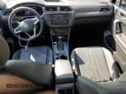 ✅ 2023 Volkswagen Tiguan SE • VIN: 3VVMB7AX9PM004007 • Lot: 67941465. Wystawiony na Copart z przebiegiem 47 578 mil. Bezpłatny archiwum sprzedaży aukcyjnych z USA i szczegółowy raport historii pojazdu na DreamBid. Zdjęcie 8.