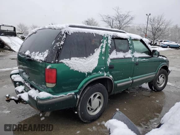 1999 Chevrolet Blazer LT z VIN 1GNDT13W9X2200556, wystawiony jako Copart lot #43933415 z przebiegiem 127 382 mil mil oraz Szkoda całkowita • Salvage title. Historia ofert i sprzedaży dostępna na DreamBid. Obrazek 3.