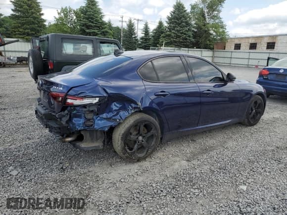 ✅ 2018 Alfa Romeo Giulia • VIN: ZARFAEDN8J7583555 • Лот: 61931845. Опубликован ранее на Copart с пробегом 70 383 миль. Бесплатный доступ к архиву аукционных продаж из США и подробный отчёт об истории автомобиля на DreamBid. Изображение 3.